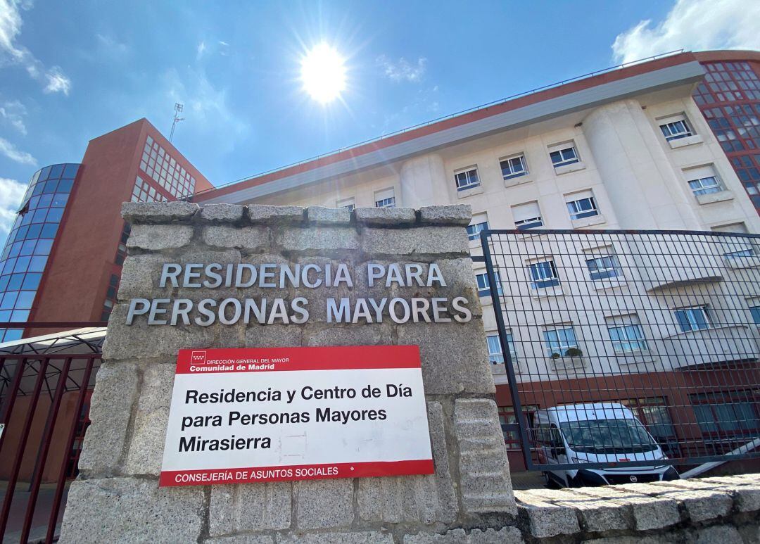 Entrada de la Residencia para Mayores DomusVi, centro que está siendo investigado por la Consejería de Políticas Sociales, Igualdad, Familias y Natalidad de la Comunidad de Madrid por la situación que se encontró la Guardia Real cuando intervino y para saber si se proporcionaban mascarillas a residentes y equipos de protección a los trabajadores, en Madrid (España) a 8 de abril de 2020. 