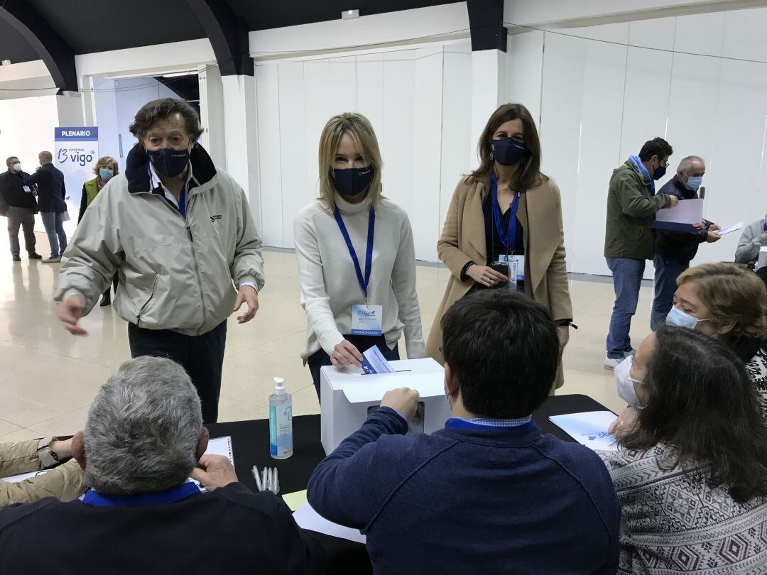 Marta Fernández-Tapias votando