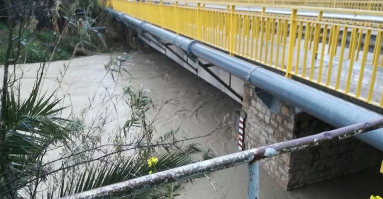 Río a punto de desbordarse entre el Puente Jontoya y Puente de la Sierra.