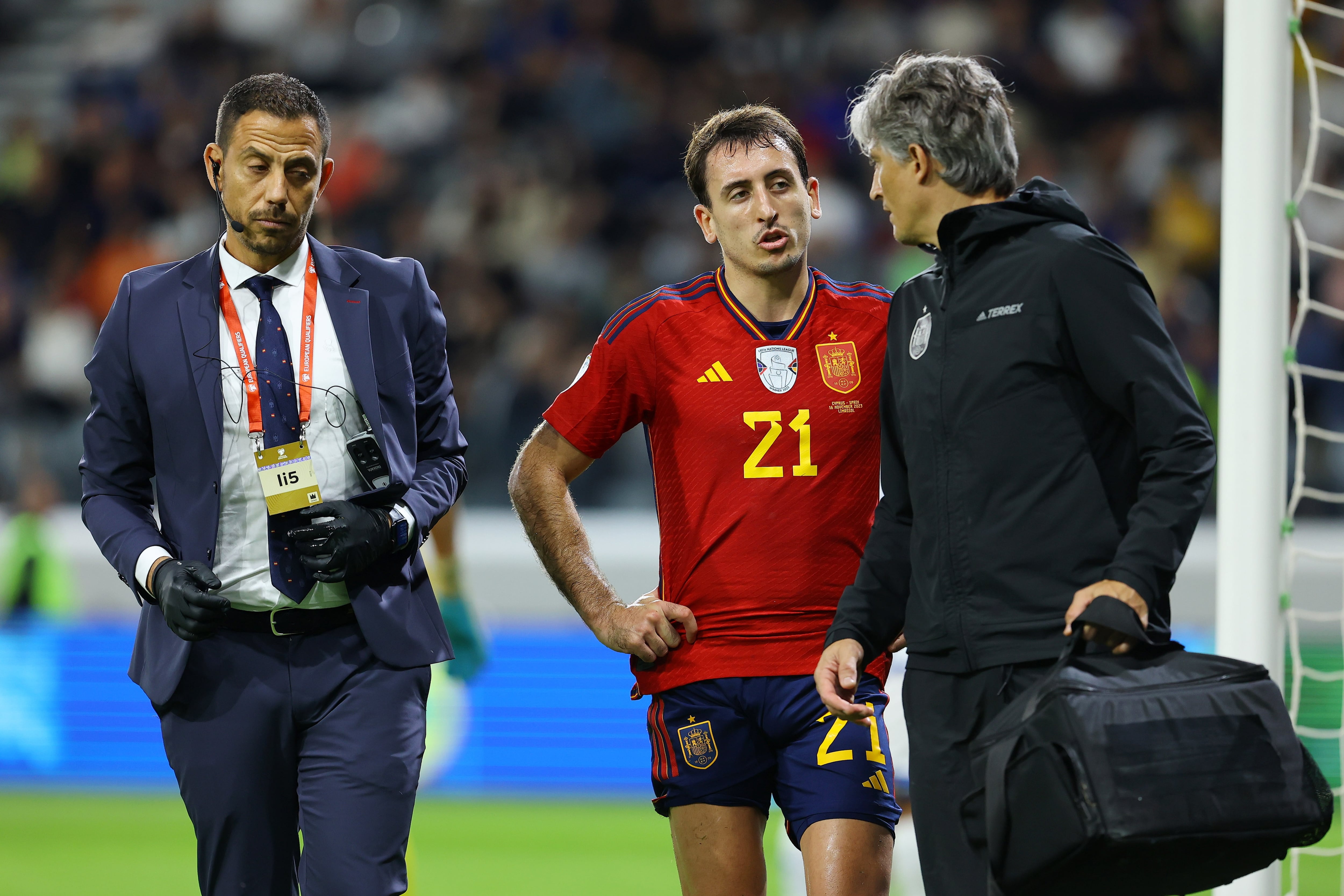 Limassol (Cyprus), 16/11/2023.- Mikel Oyarzabal (C) of Spain receives medical attention during the UEFA EURO 2024 Group A qualification match between Cyprus and Spain in Limassol, Cyprus, 16 November 2023. (Chipre, España) EFE/EPA/CHARA SAVVIDES
