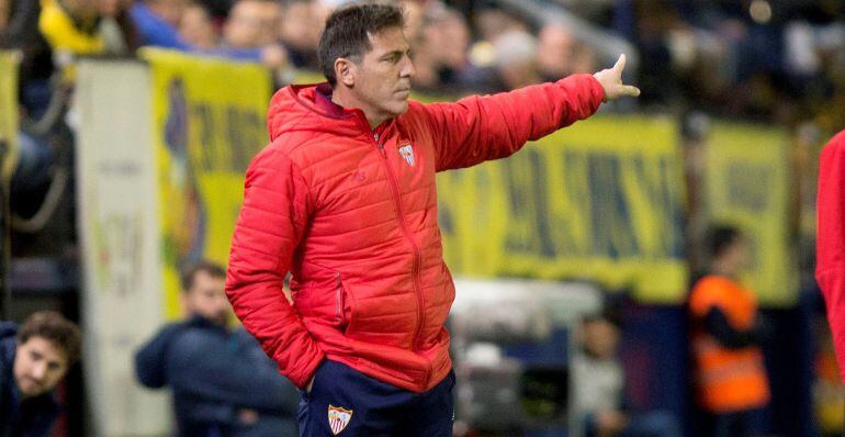 Berizzo dirige al Sevilla en la victoria ante el Villarreal.