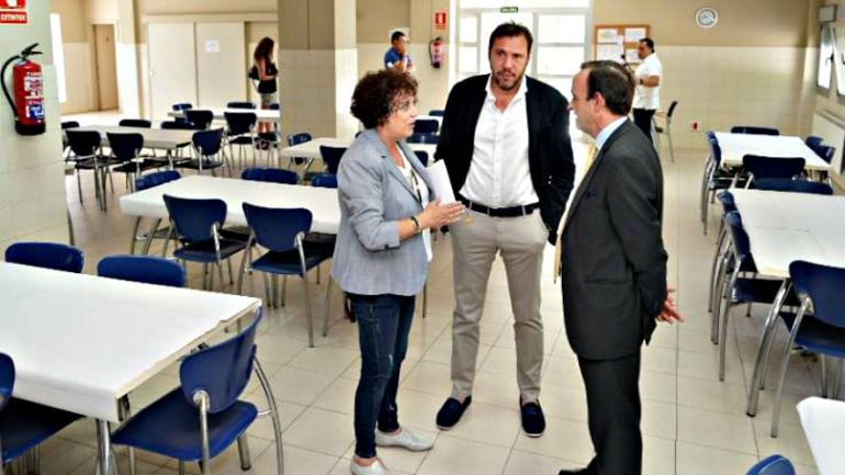 Visita del alcalde y la concejala de Servicios Sociales al comedor social