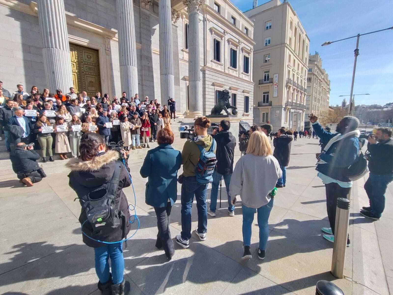 Los periodistas parlamentarios, a la puertas del Congreso.