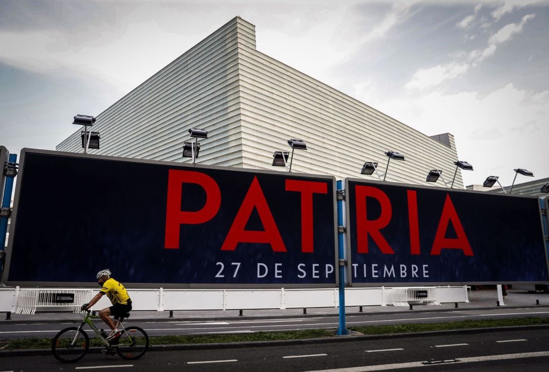 Un hombre pasa en bici este miércoles junto al auditorio Kursaal, sede de la 68 edición del Festival Internacional de Cine de San Sebastián, que arranca este viernes a pesar de la pandemia de covid-19