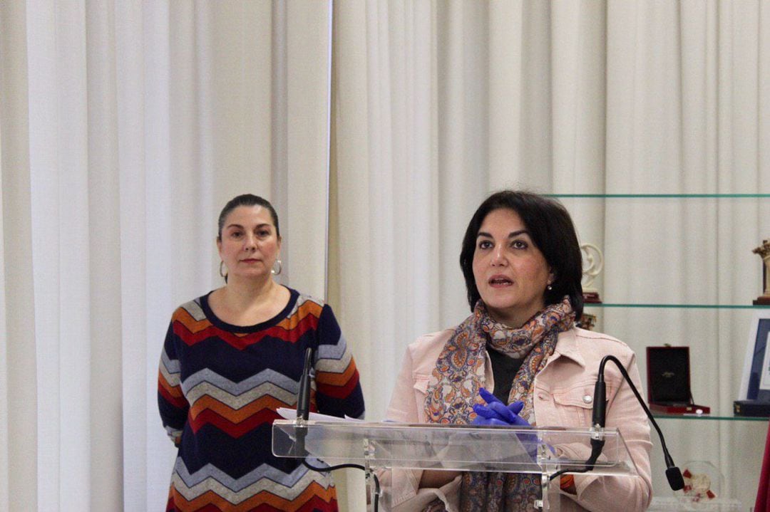 Eva Timoteo (Cs), durante una rueda de prensa, en una imagen de archivo. Detrás, Eva Contador (PP), que asumió la delegación de Servicios Sociales después de la renuncia de la concejala naranja. 