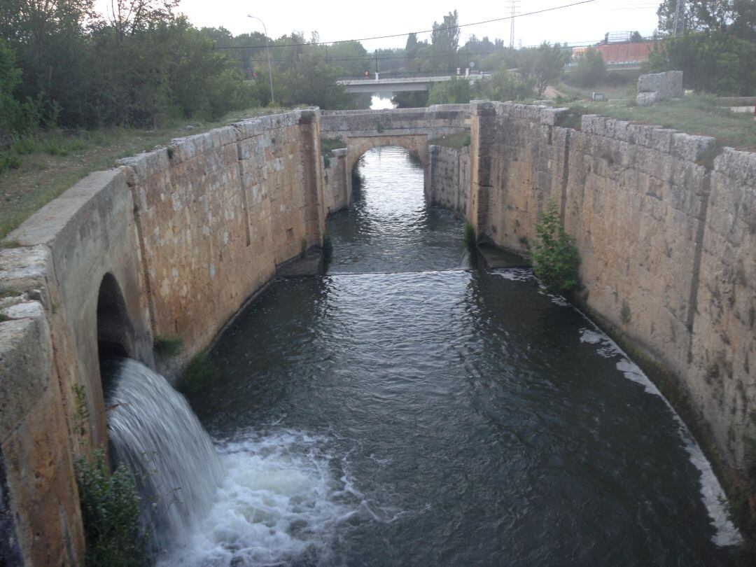 Canal de Castilla a su paso por Palencia