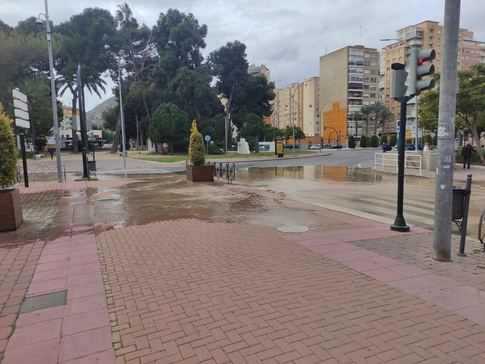 Rotura de una tubería de la red de agua potable en Cartagena