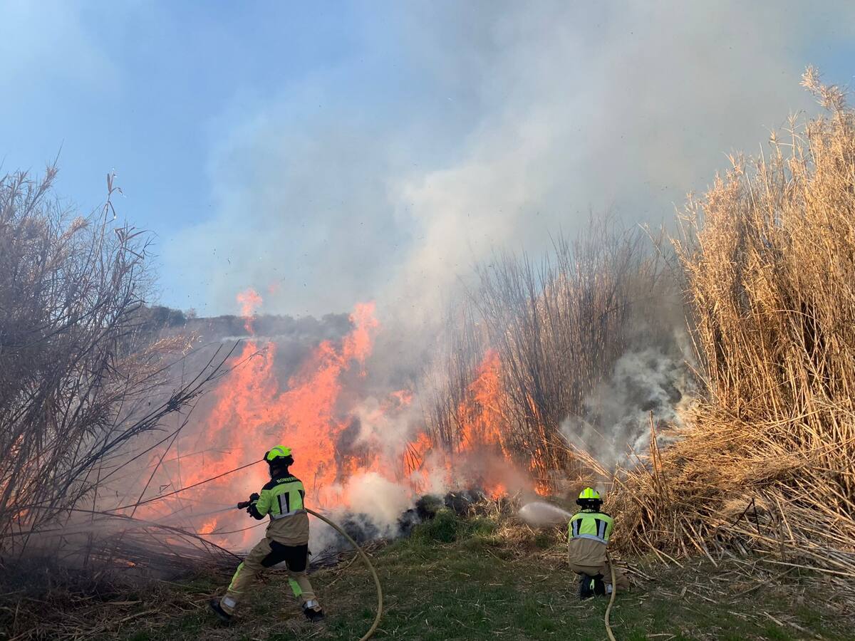 Un incendio quema una zona de monte bajo cerca de Barbastro