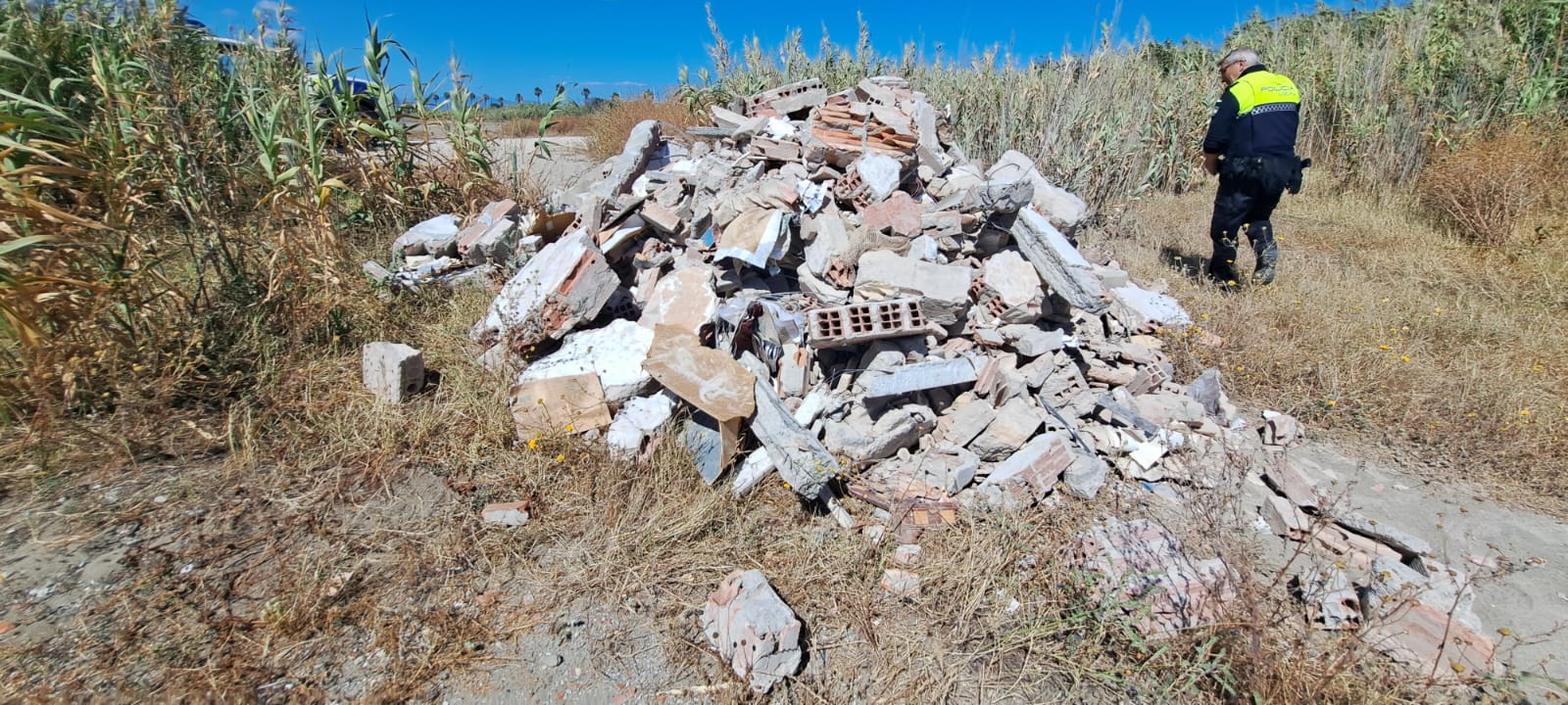 Vertido de escombros en La Línea