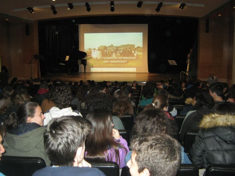 Los alumnos del Gil y Carrasco recuerdan al escritor en el aniversario del  día de su muerte