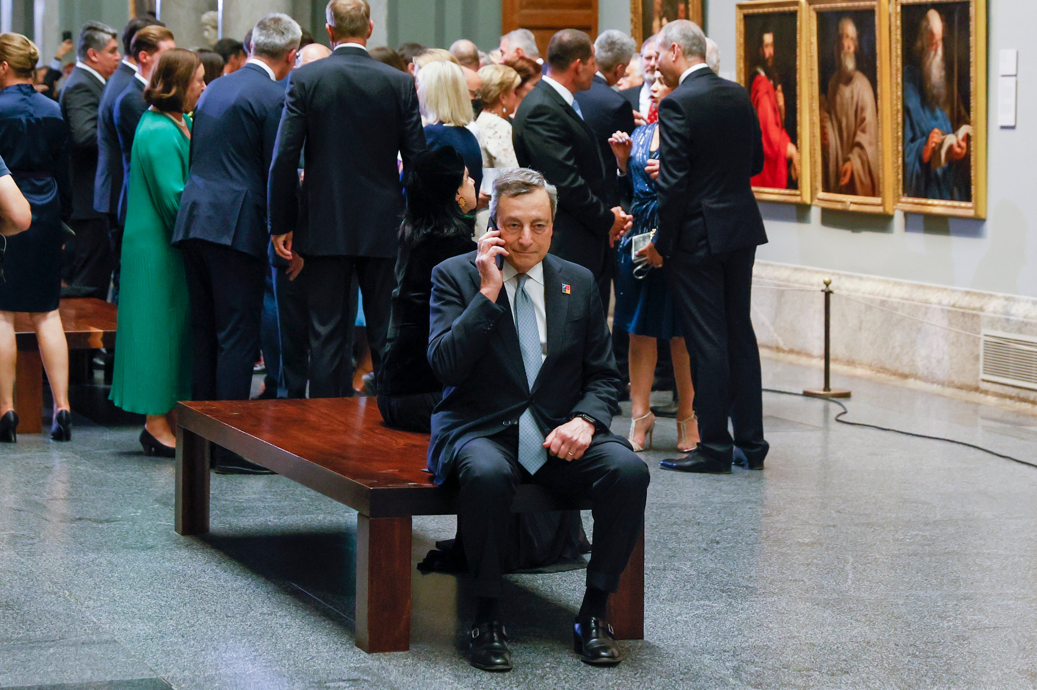 El primer ministro italiano, Mario Draghi, habla por teléfono a su llegada al Museo del Prado donde el presidente del Gobierno español, Pedro Sánchez, ofreció una cena a los jefes de Estado y jefes de Gobierno que participan en la cumbre de la OTAN