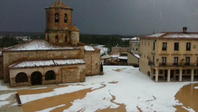 Plaza de la población soriana de Almazán tras la granizada de anoche