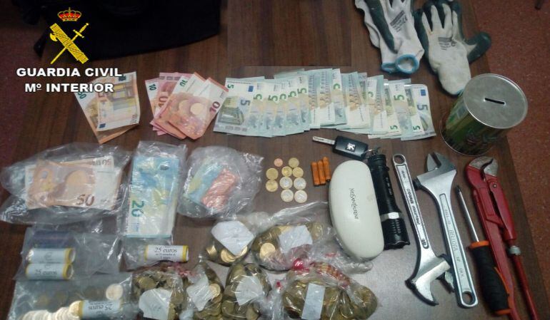 El dinero recuperado y las herramientas incautadas por la Guardia Civil