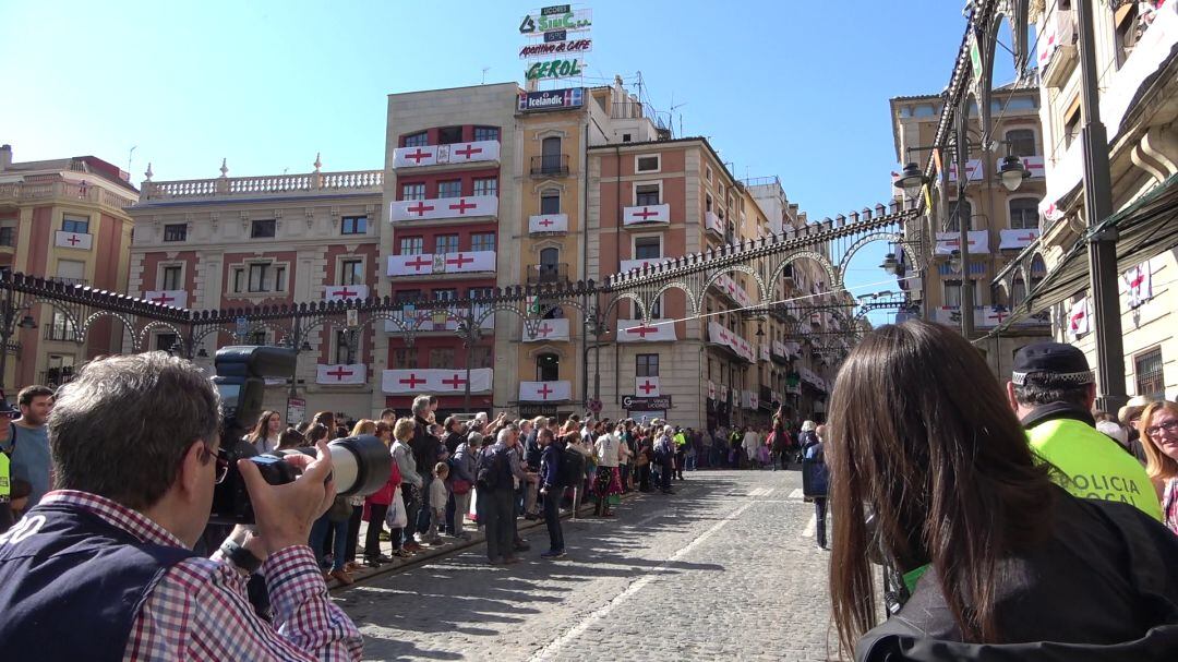 Elías Seguí fotografiando en una Embajada Mora en la plaza de España.