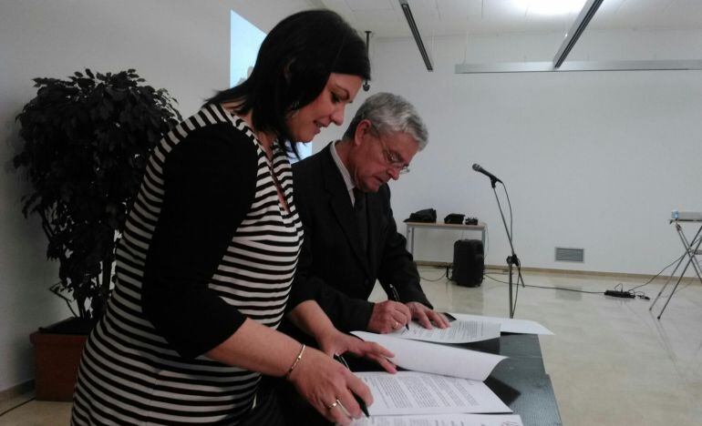 Maite Fernández y Daniel Hernán, firmando el convenio