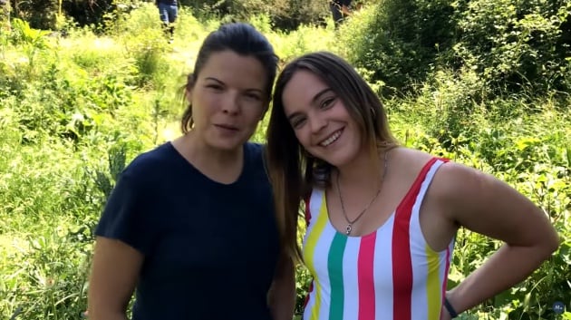 Laura Caballero y Elisa Drabben en el rodaje de &#039;El pueblo&#039;