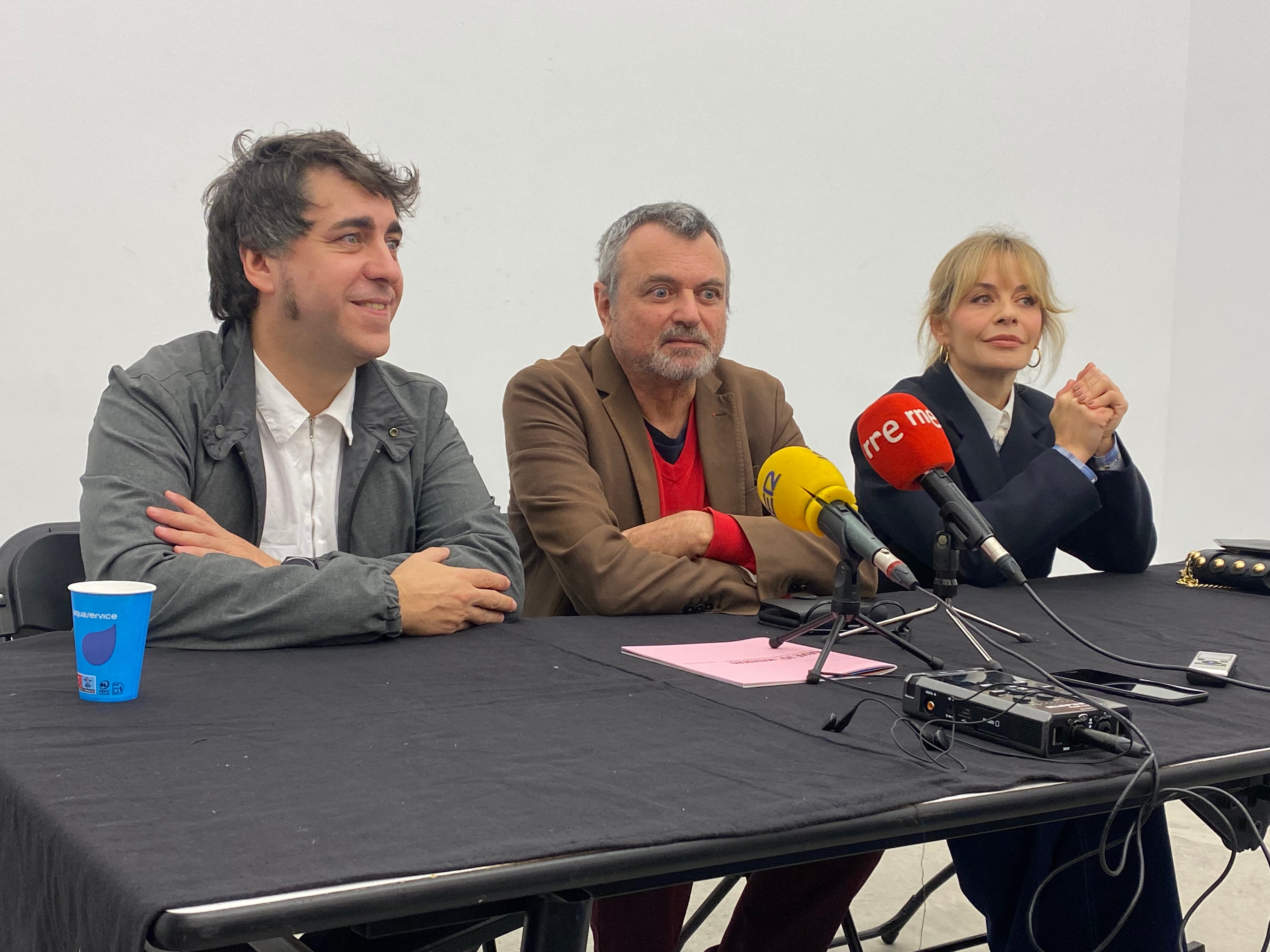 Ernesto Caballero (centro) presenta &#039;La gramática&#039;, con José Troncoso y María Adánez