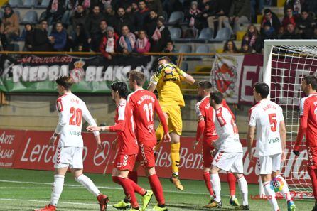 Dimitrievsky detiene la pelota en una acción del choque de ida