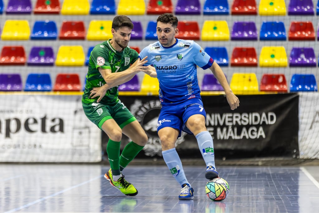 El jugador celeste aguantando la pelota de espaldas contra el Antequera