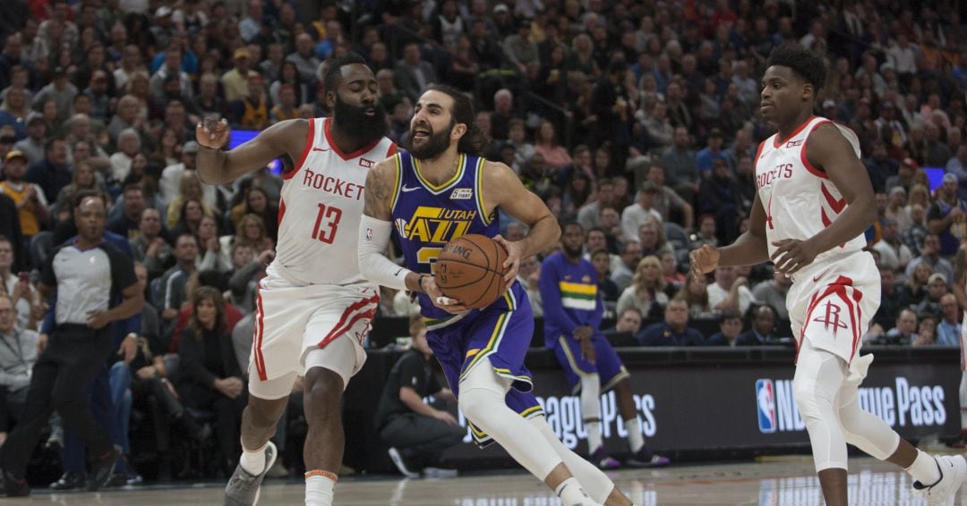 James Harden trata de quitarle la pelota a Ricky Rubio