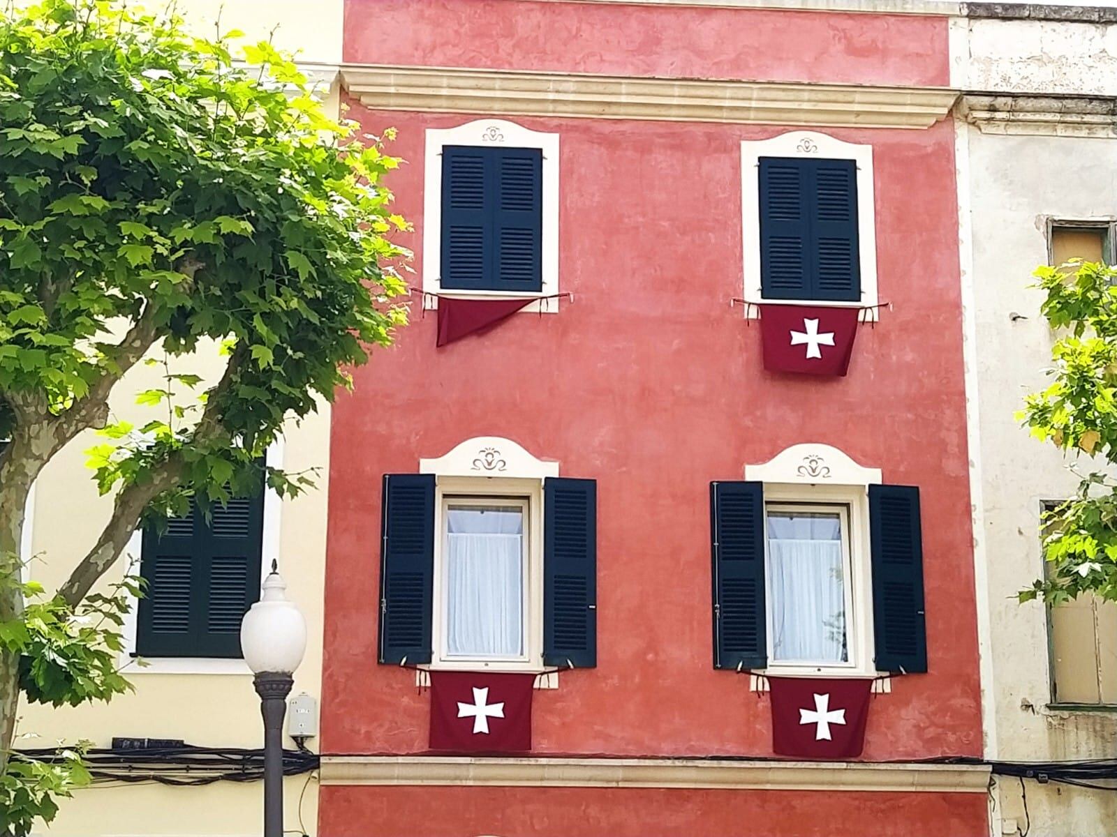 Ciutadella té un gran nombre de balcons i finestres amb banderes santjoaneres.