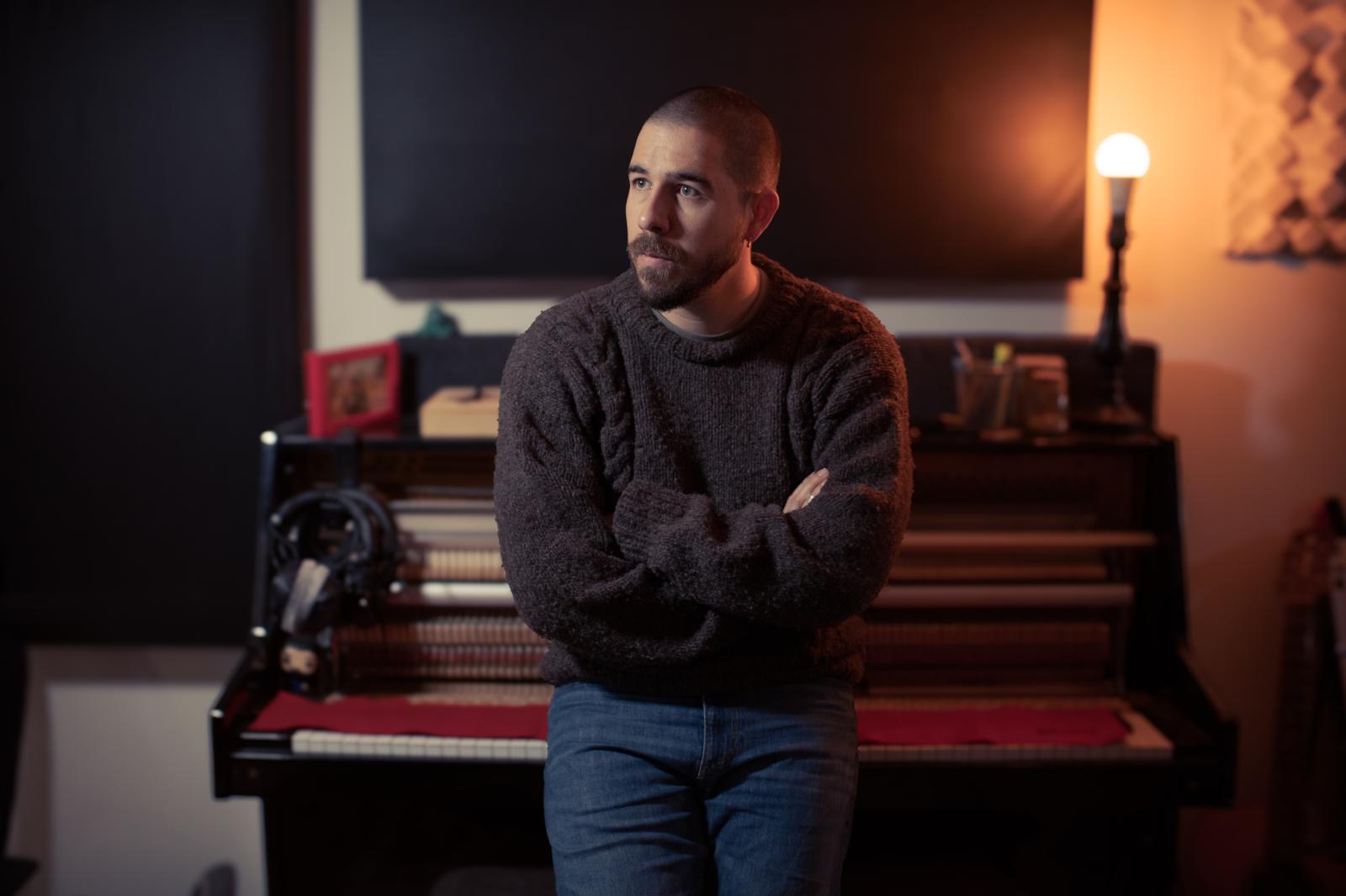 Matías Urzúa ante su piano, en el cual compone