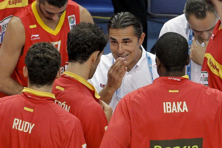 Scariolo da indicaciones a los jugadores de la selección española