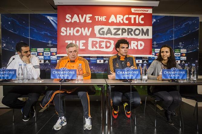 Greenpeace ha &#039;infiltrado&#039; una pancarta sobre Gazprom en la rueda de prensa previa al partido del Real Madrid ante el Copenhague en la Champions (imagen de Real Madrid TV).