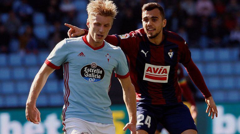 Daniel Wass pelea un balón con el centrocampista del Eibar Joan Jordan