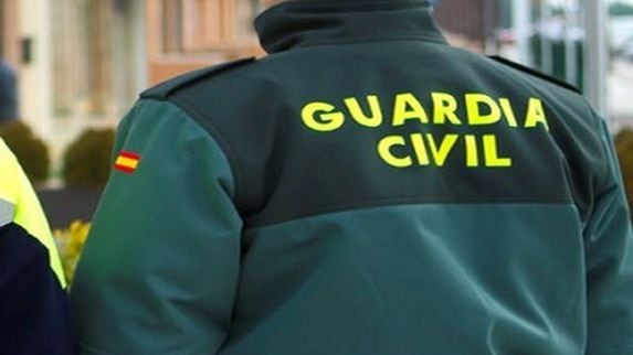 Un agente de la Guardia Civil de espaldas