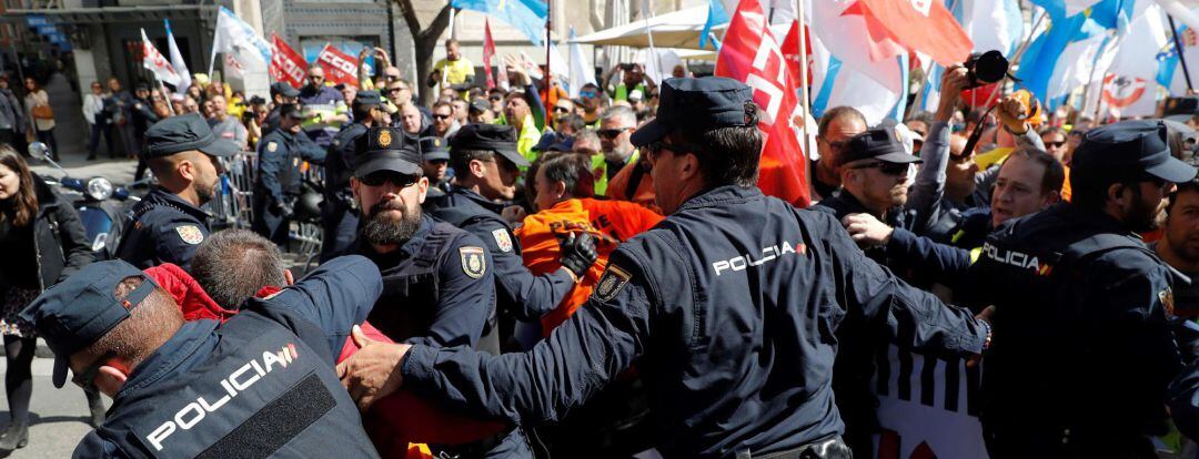 Concentración de trabajadores de Alcoa procedentes de Asturias y Galicia frente al Congreso de los Diputados en protesta por el cierre de las plantas de Avilés y A Coruña y ante la falta de un inversor que garantice la continuidad de la actividad y el empleo.