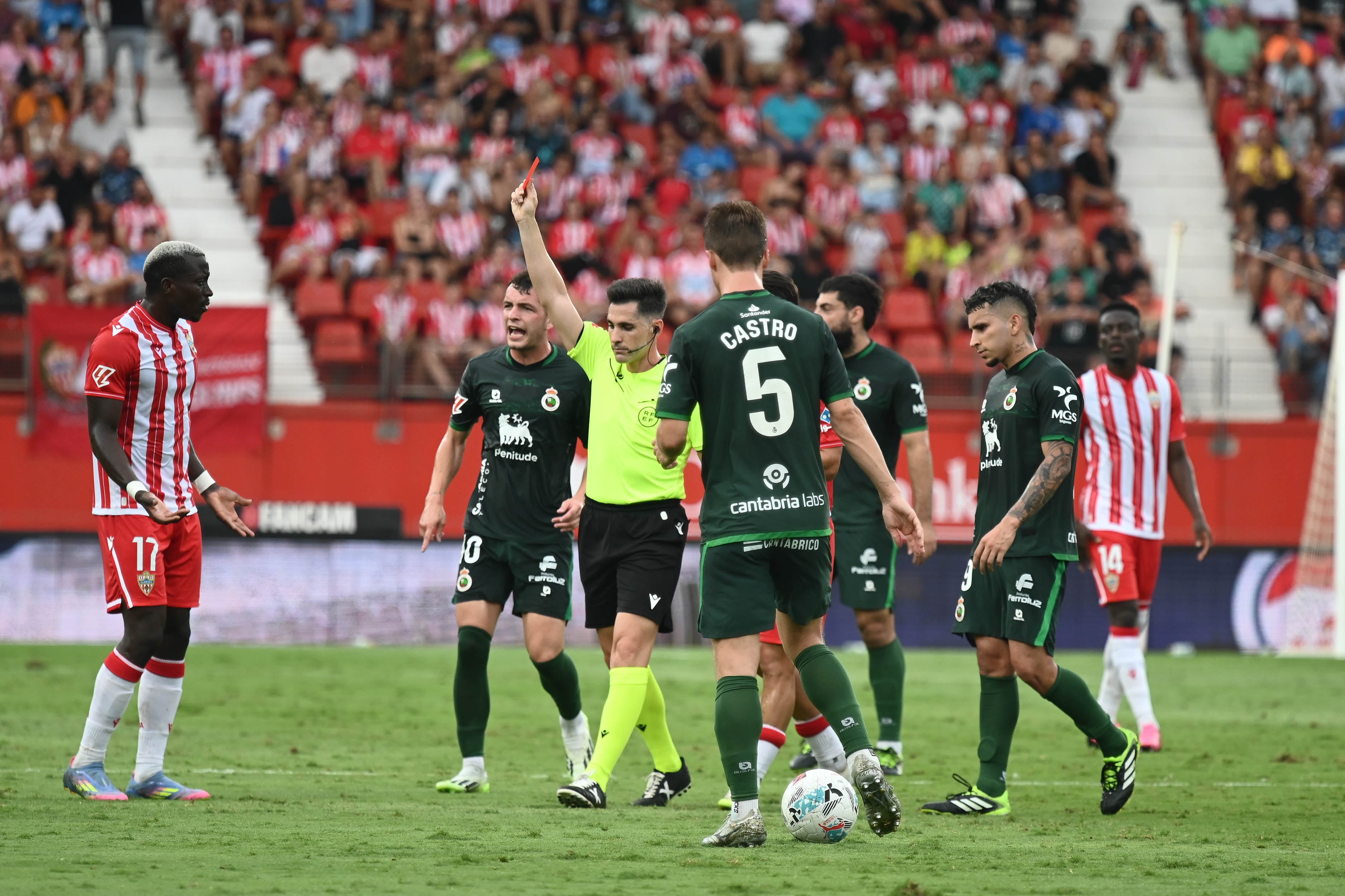 Lopy vio la cartulina roja ante el líder Racing de Santander.