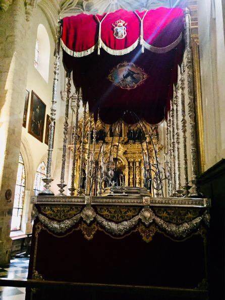 Paso de la Virgen de la Victoria listo para la subida de la Titular Mariana