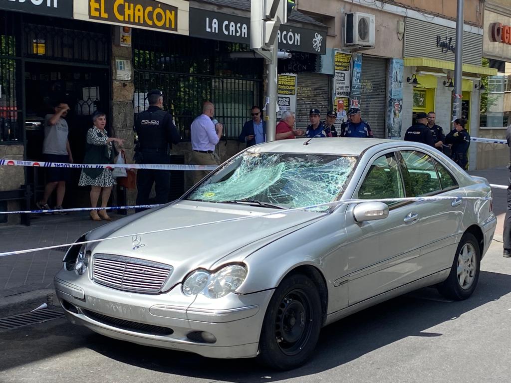 Imagen del vehículo con el que el conductor huido ha atropellado a varias personas, causando dos fallecimientos, en Paseo de Extremadura (Madrid)