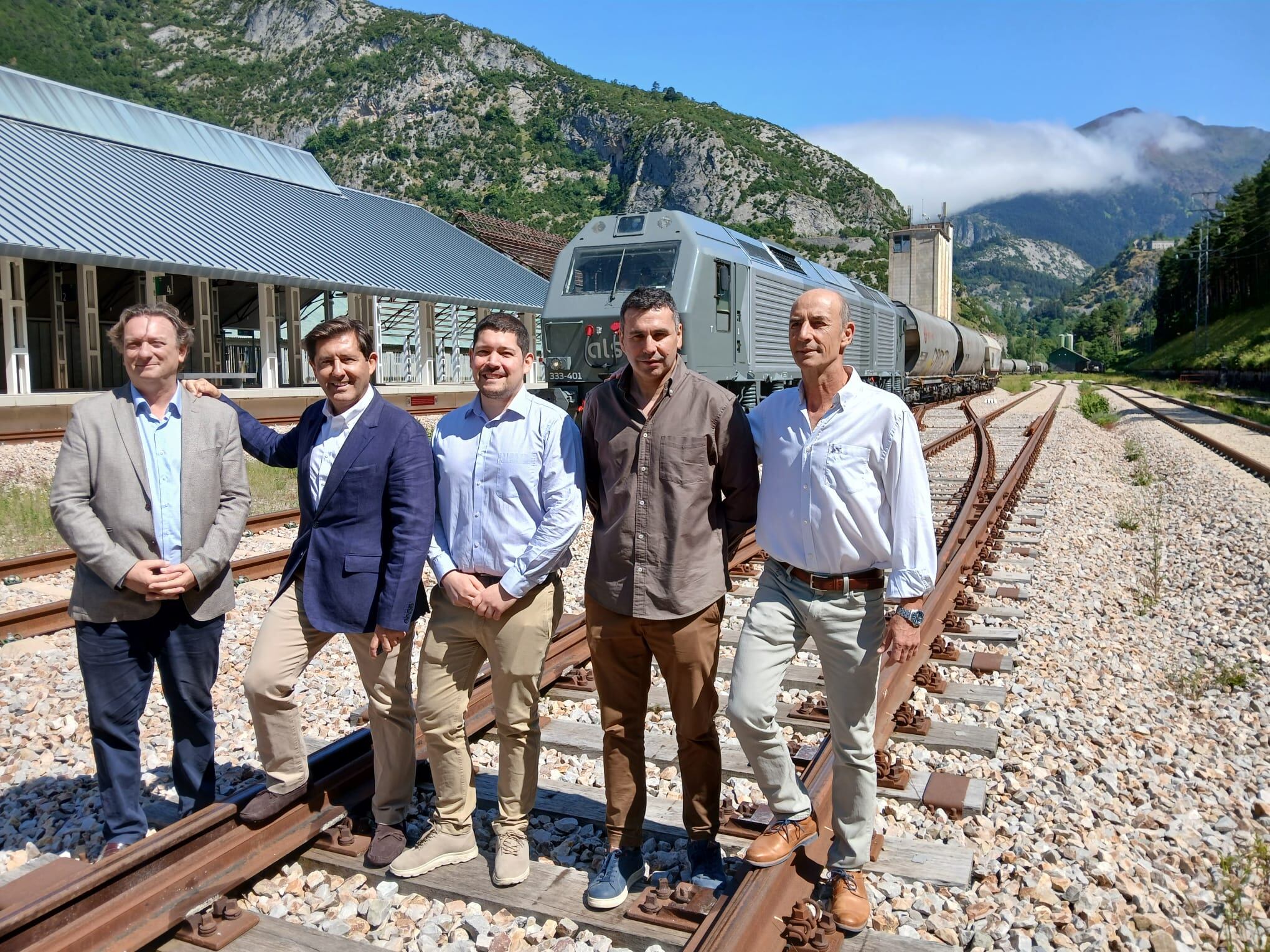 Javier Gil y Eduardo Corella (ALIA, Cluster de Logística Aragón), junto a Antonio Ginés Vázquez (ALSA Raíles), Fernando Sánchez (alcalde de Canfranc), y Javier Apellániz (TransCanfranc).