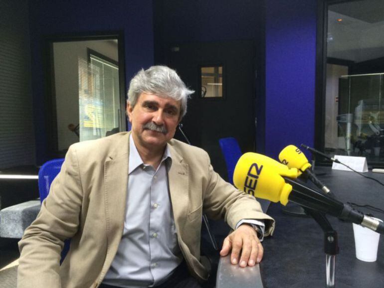 El rector, en una imagen de archivo durante una entrevista en Radio León