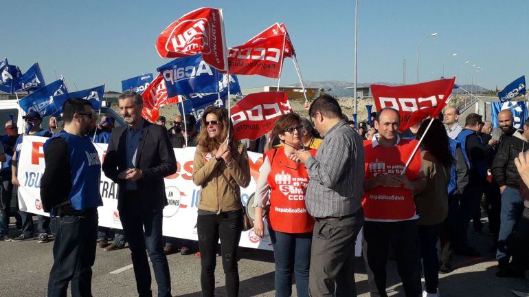 Políticos de Podemos y Ciudadanos han acompañado a los funconarios en sus protestas.