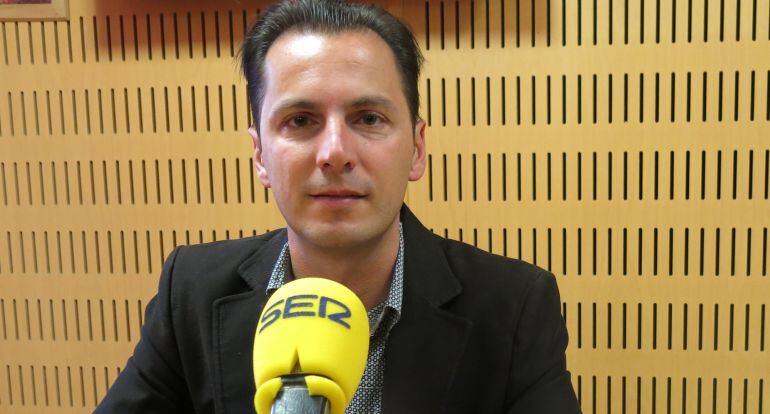 El candidato de IU-UP, Santiago Gutiérrez, responde a las preguntas de Radio Cádiz