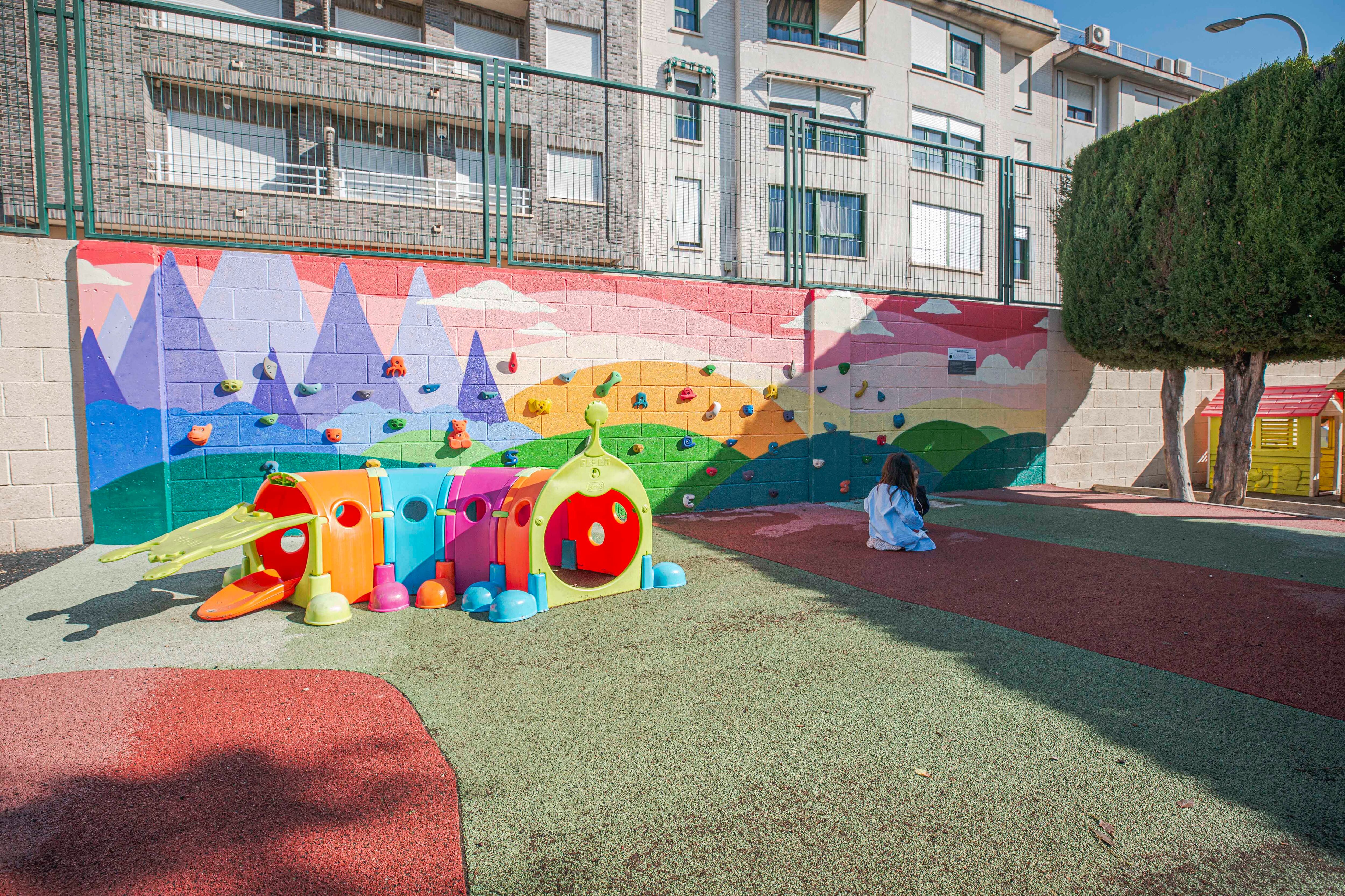 El patio del colegio Benipeixar es una de las infraestructuras remodeladas gracias a la pasada edición de los Presupuestos Participativos.