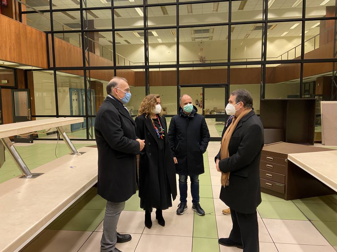 El rector de la Universiade de Vigo, Manuel Reigosa, charla con el alcalde de la ciudad, Abel Caballero, durante la visita, acompañados por el delegado de Zona franca, David Regades y la presidenta de la Diputación de Pontevedra, Carmela Silva, al edificio cedido temporalmente la para la realizaciónde exámenes universitarios durante la pandemia del coronavirus.