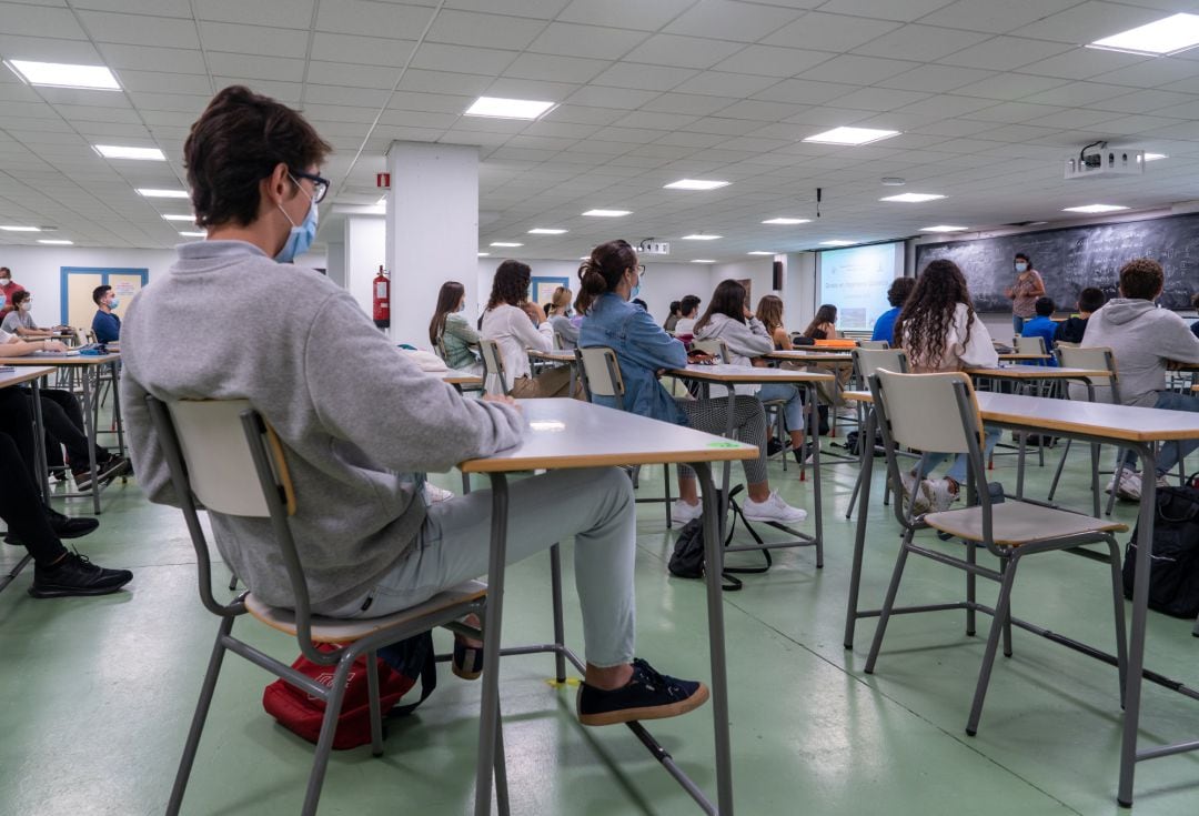 Archivo - Alumnos en un aula con medidas Covid