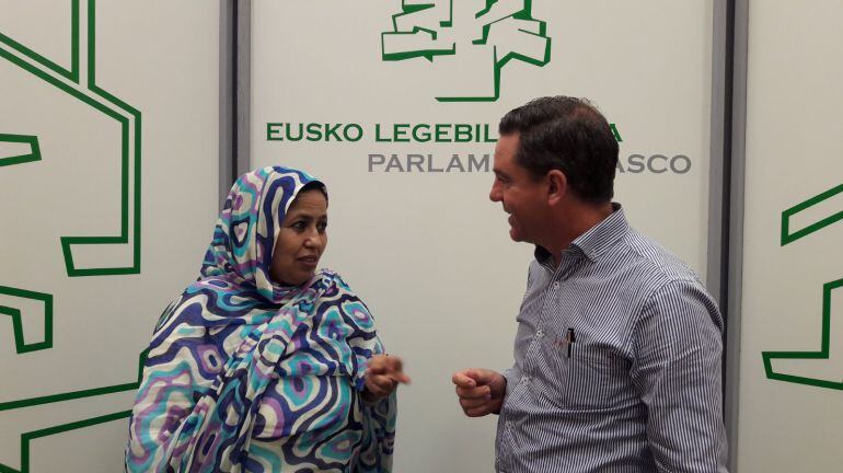 El diputado Miquel Jerez junto a una integrante del pueblo saharaui. 