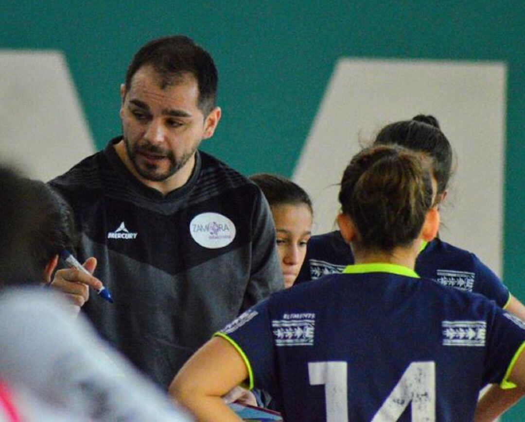 Felipe Barrientos con el equipo femenino del BM Zamora