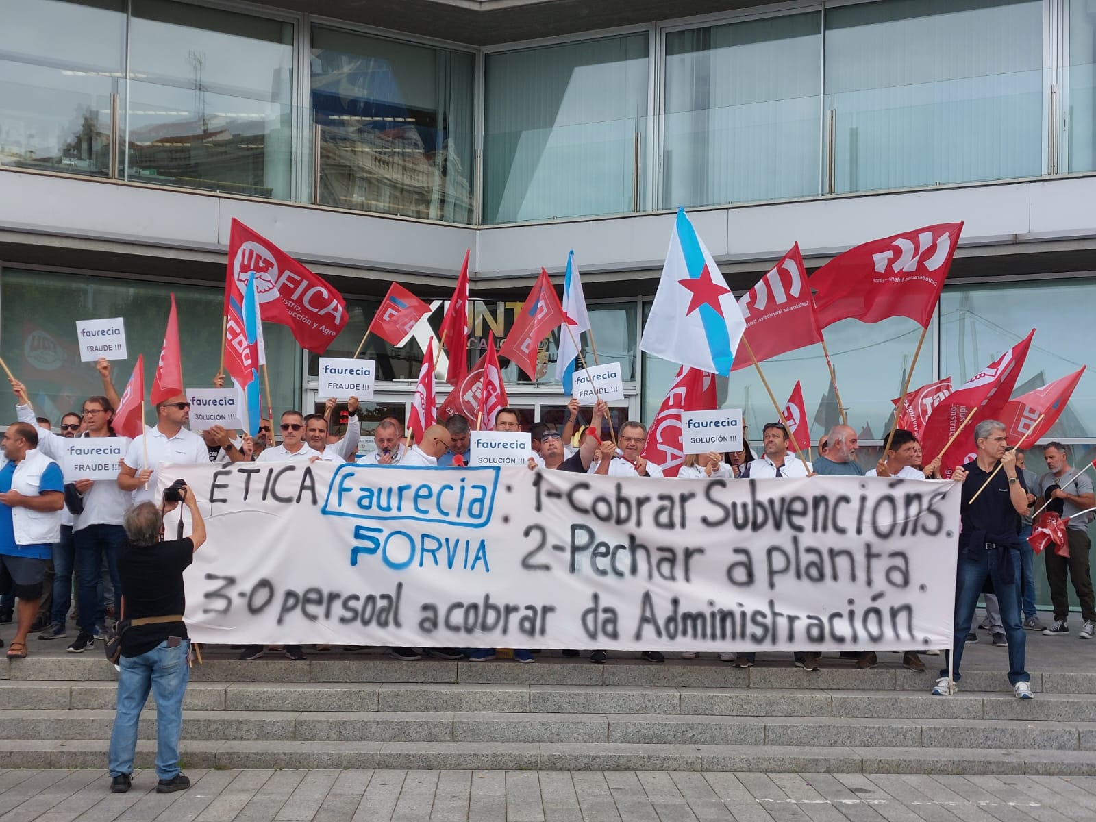 Protesta del personal de Faurecia O Porriño delante de la sede de la Xunta en Vigo