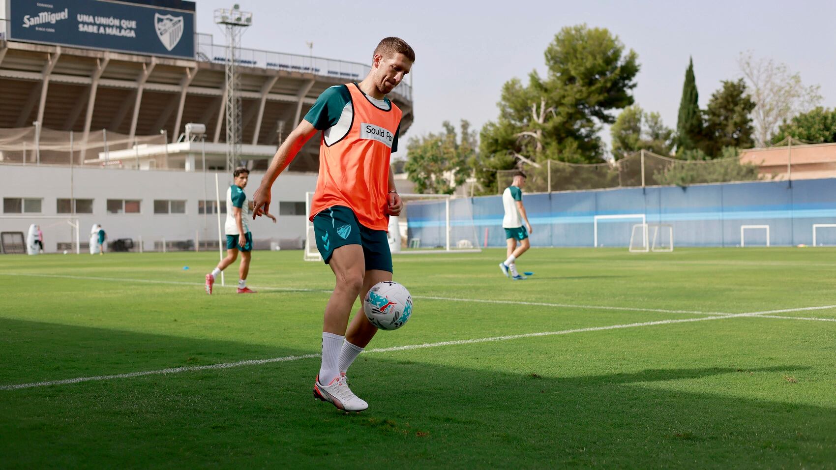 El último fichaje del Málaga el centrocampista serbio Darko Brasanac, en el entrenamiento de este lunes en el anexo de La Rosaleda