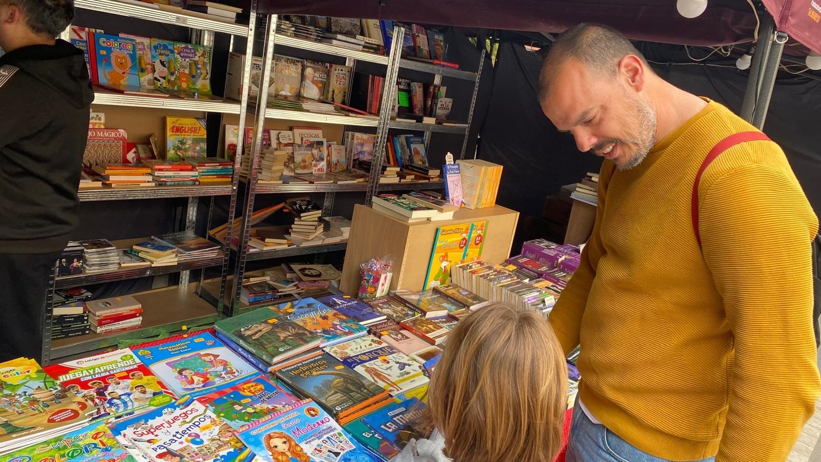 Iñaki Pérez, concejal de Cultura de Elda, en el stand de la Feria del libro en la plaza Sagasta