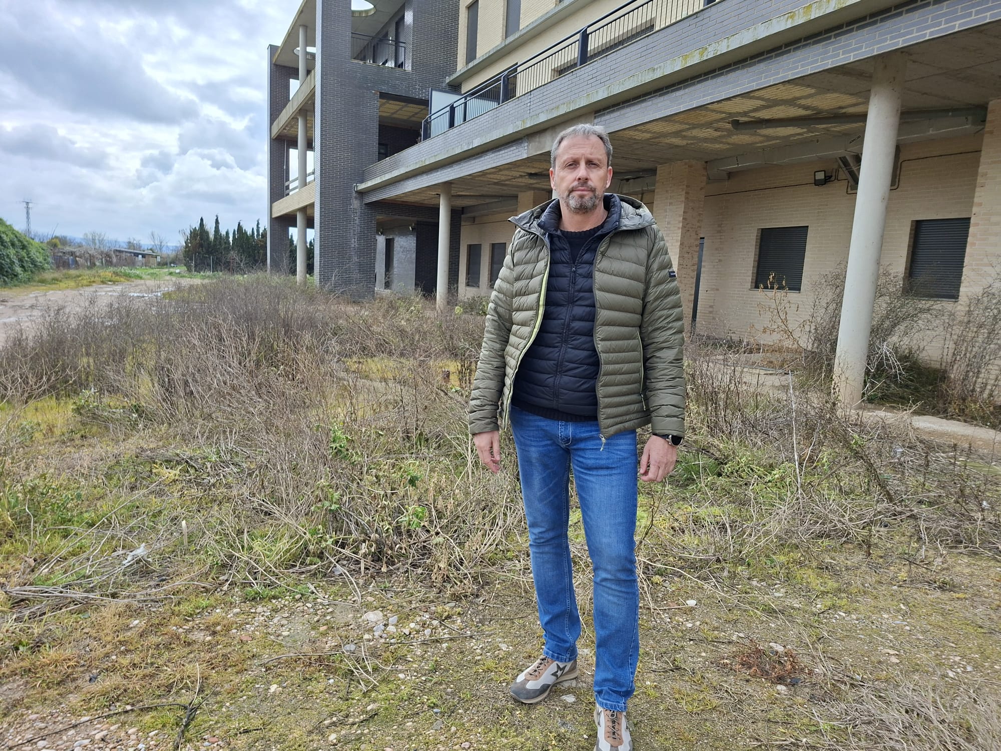 Escalzo, ante el edificio de ampliación de la residencia, totalmente abandonado.