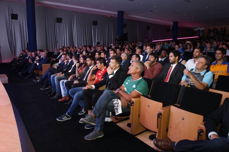 Nemanja Nedovic y Manolo Sarria, sentados en la primera fila, durante la presentación de la ACB