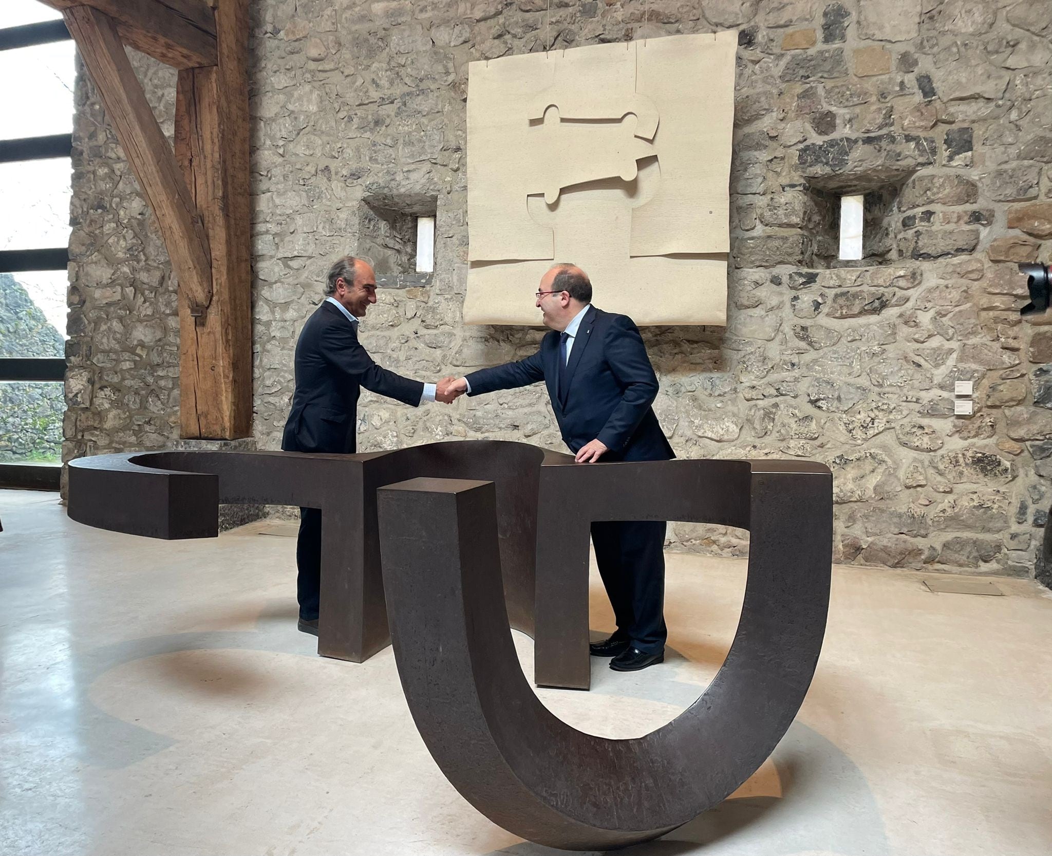 El presidente de la Fundación Eduardo Chillida-Pilar Belzunce, Luis Chillida, y el ministro de Cultura y Deporte, Miquel Iceta, esta mañana en la firma del protocolo de colaboración / Delegación del Gobierno en el País Vasco