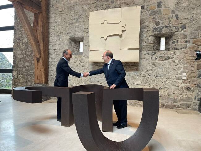 El presidente de la Fundación Eduardo Chillida-Pilar Belzunce, Luis Chillida, y el ministro de Cultura y Deporte, Miquel Iceta, esta mañana en la firma del protocolo de colaboración / Delegación del Gobierno en el País Vasco